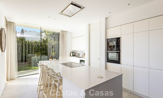 Villa moderne prête à emménager à distance de marche d’un club de golf sur la New Golden Mile entre Marbella et Estepona 795395 