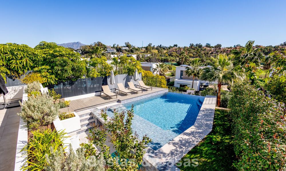 Villa moderne prête à emménager à distance de marche d’un club de golf sur la New Golden Mile entre Marbella et Estepona 795398