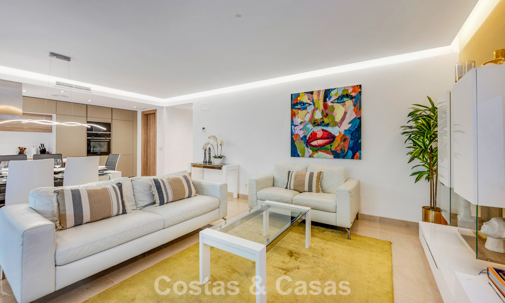Appartement contemporain avec jardin à vendre à quelques minutes à pied de la plage et de Puerto Banús, Marbella 795711