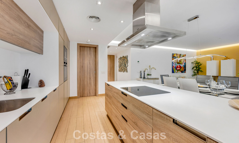 Appartement contemporain avec jardin à vendre à quelques minutes à pied de la plage et de Puerto Banús, Marbella 795713