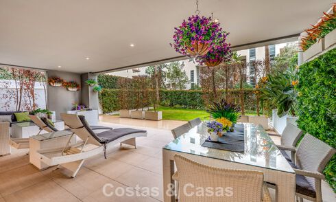 Appartement contemporain avec jardin à vendre à quelques minutes à pied de la plage et de Puerto Banús, Marbella 795714
