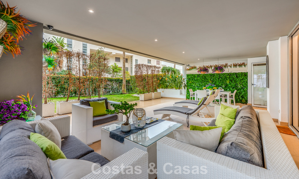 Appartement contemporain avec jardin à vendre à quelques minutes à pied de la plage et de Puerto Banús, Marbella 795715