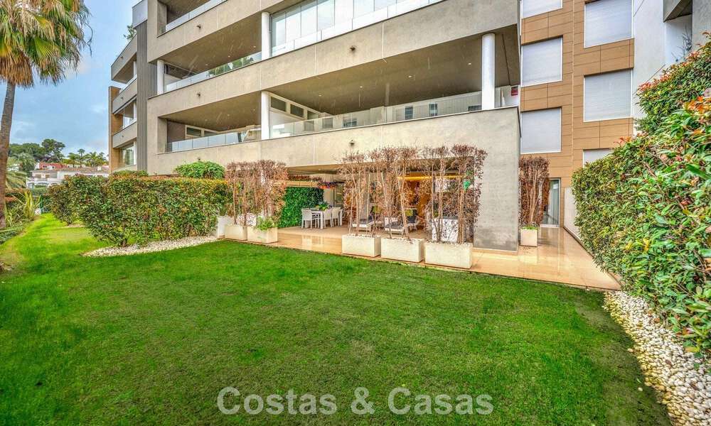 Appartement contemporain avec jardin à vendre à quelques minutes à pied de la plage et de Puerto Banús, Marbella 795718