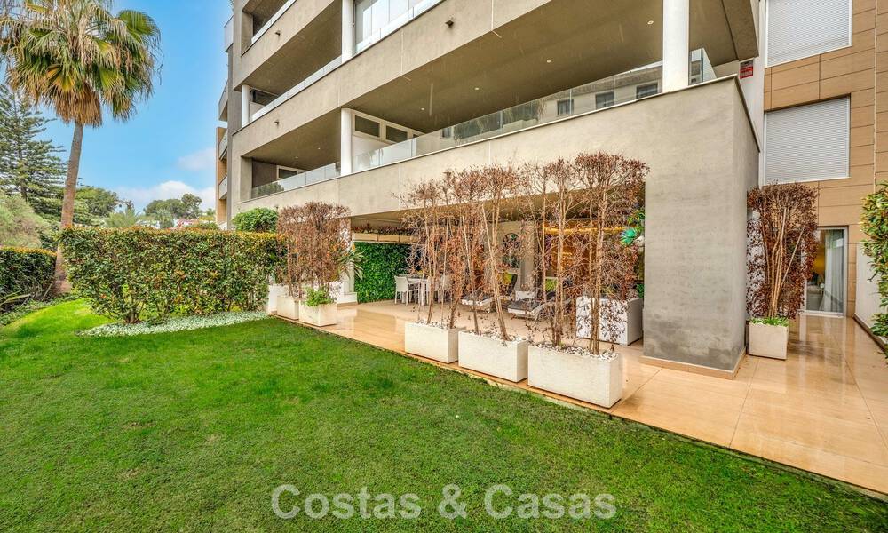 Appartement contemporain avec jardin à vendre à quelques minutes à pied de la plage et de Puerto Banús, Marbella 795719