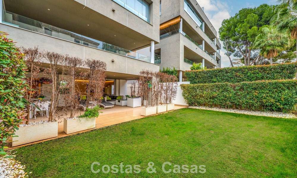 Appartement contemporain avec jardin à vendre à quelques minutes à pied de la plage et de Puerto Banús, Marbella 795720