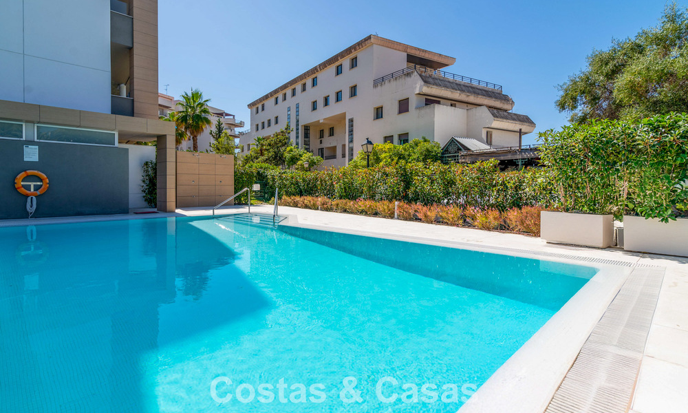 Appartement contemporain avec jardin à vendre à quelques minutes à pied de la plage et de Puerto Banús, Marbella 795721