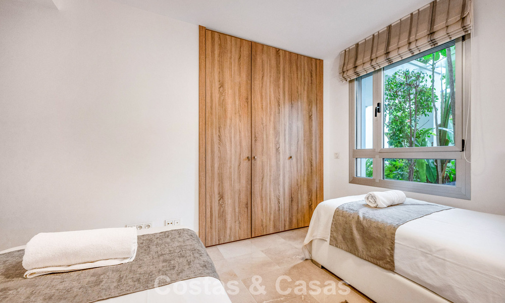 Appartement contemporain avec jardin à vendre à quelques minutes à pied de la plage et de Puerto Banús, Marbella 795730