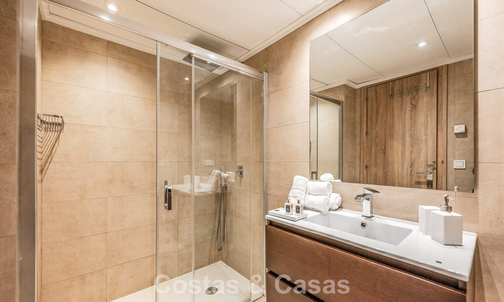 Appartement contemporain avec jardin à vendre à quelques minutes à pied de la plage et de Puerto Banús, Marbella 795731