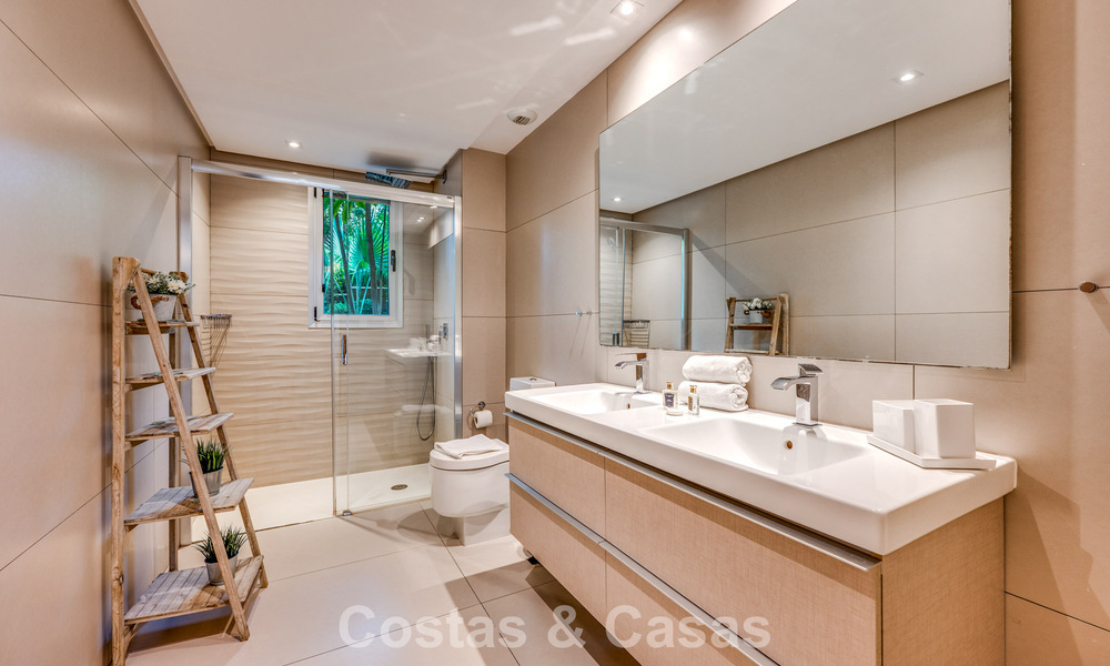 Appartement contemporain avec jardin à vendre à quelques minutes à pied de la plage et de Puerto Banús, Marbella 795736