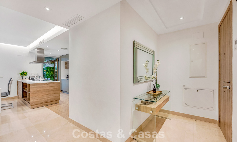 Appartement contemporain avec jardin à vendre à quelques minutes à pied de la plage et de Puerto Banús, Marbella 795737
