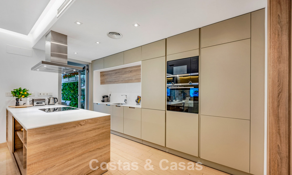 Appartement contemporain avec jardin à vendre à quelques minutes à pied de la plage et de Puerto Banús, Marbella 795739