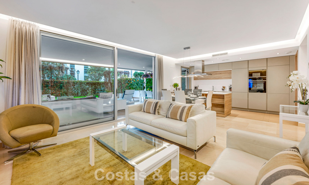 Appartement contemporain avec jardin à vendre à quelques minutes à pied de la plage et de Puerto Banús, Marbella 795744