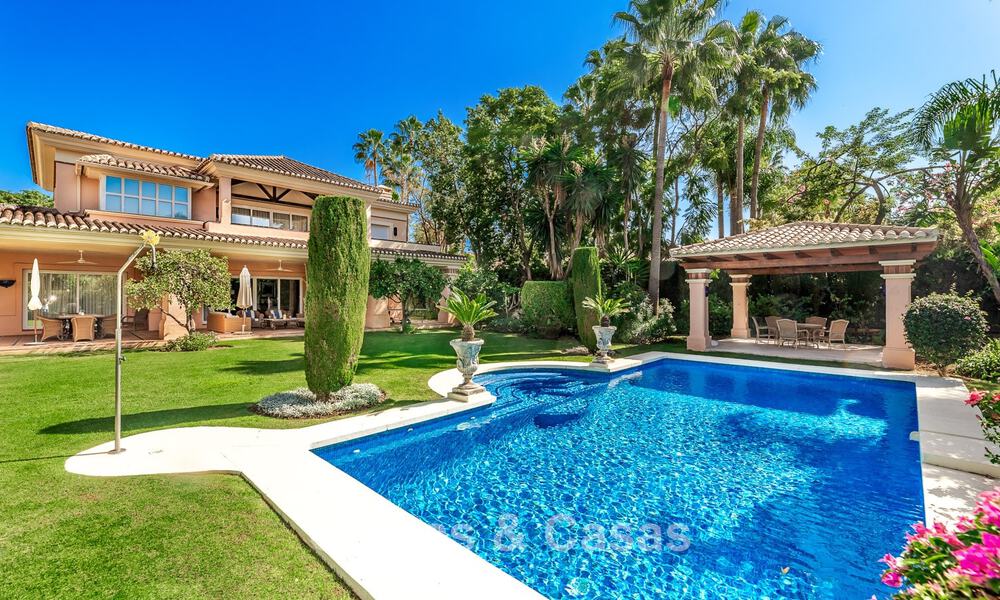 Élégante villa andalouse de luxe avec grand jardin à vendre dans la vallée du golf de Nueva Andalucía, Marbella 795400