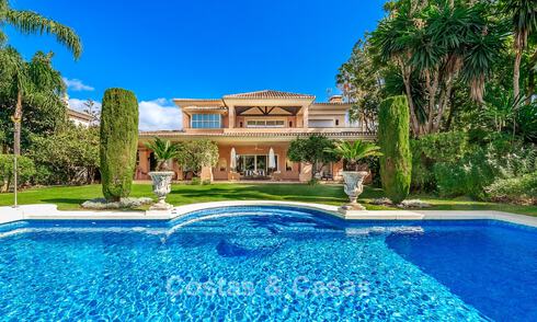Élégante villa andalouse de luxe avec grand jardin à vendre dans la vallée du golf de Nueva Andalucía, Marbella 795401