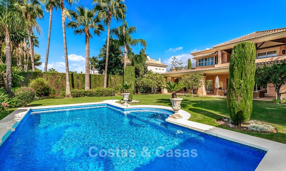Élégante villa andalouse de luxe avec grand jardin à vendre dans la vallée du golf de Nueva Andalucía, Marbella 795402
