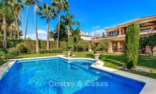 Élégante villa andalouse de luxe avec grand jardin à vendre dans la vallée du golf de Nueva Andalucía, Marbella 795402 