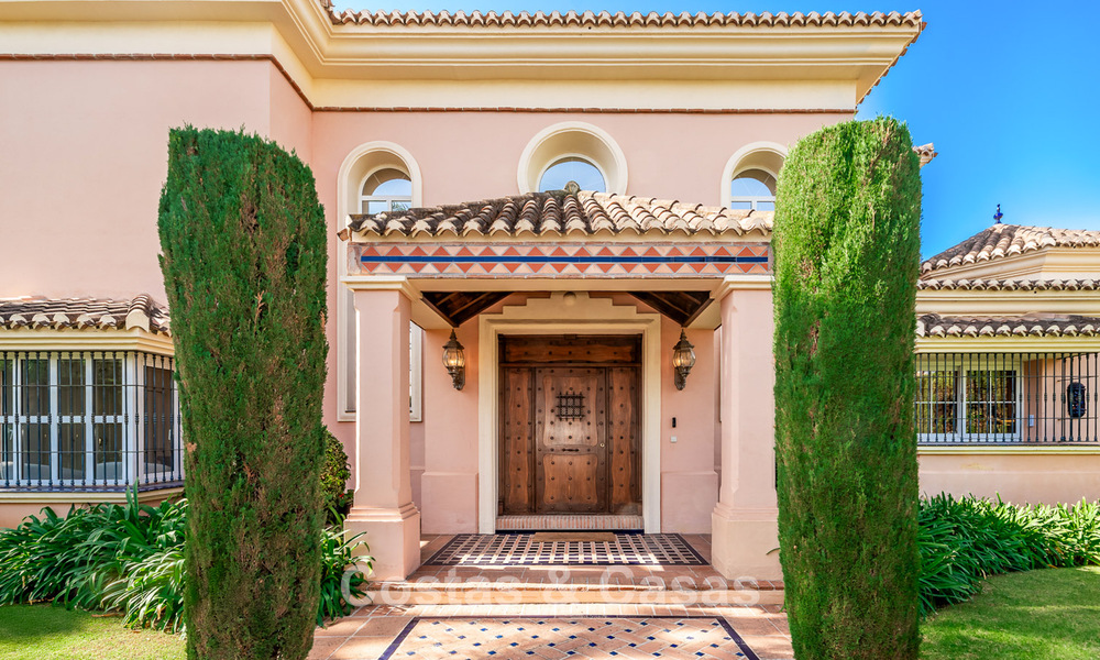 Élégante villa andalouse de luxe avec grand jardin à vendre dans la vallée du golf de Nueva Andalucía, Marbella 795405