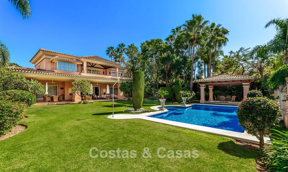 Élégante villa andalouse de luxe avec grand jardin à vendre dans la vallée du golf de Nueva Andalucía, Marbella 795406