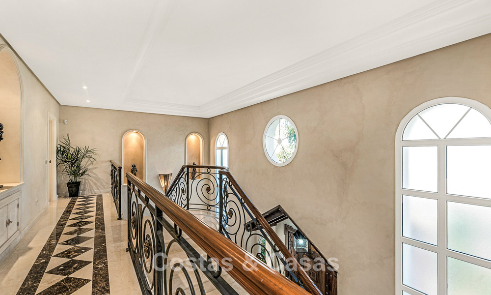 Élégante villa andalouse de luxe avec grand jardin à vendre dans la vallée du golf de Nueva Andalucía, Marbella 795408