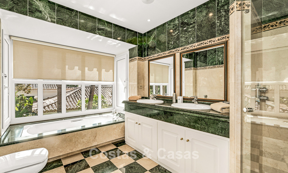 Élégante villa andalouse de luxe avec grand jardin à vendre dans la vallée du golf de Nueva Andalucía, Marbella 795410