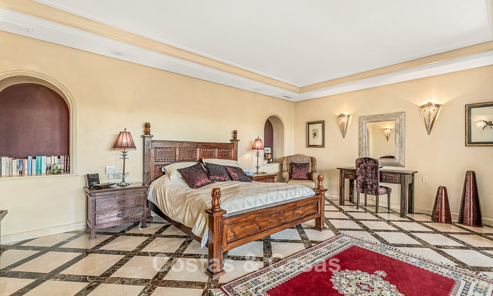 Élégante villa andalouse de luxe avec grand jardin à vendre dans la vallée du golf de Nueva Andalucía, Marbella 795412