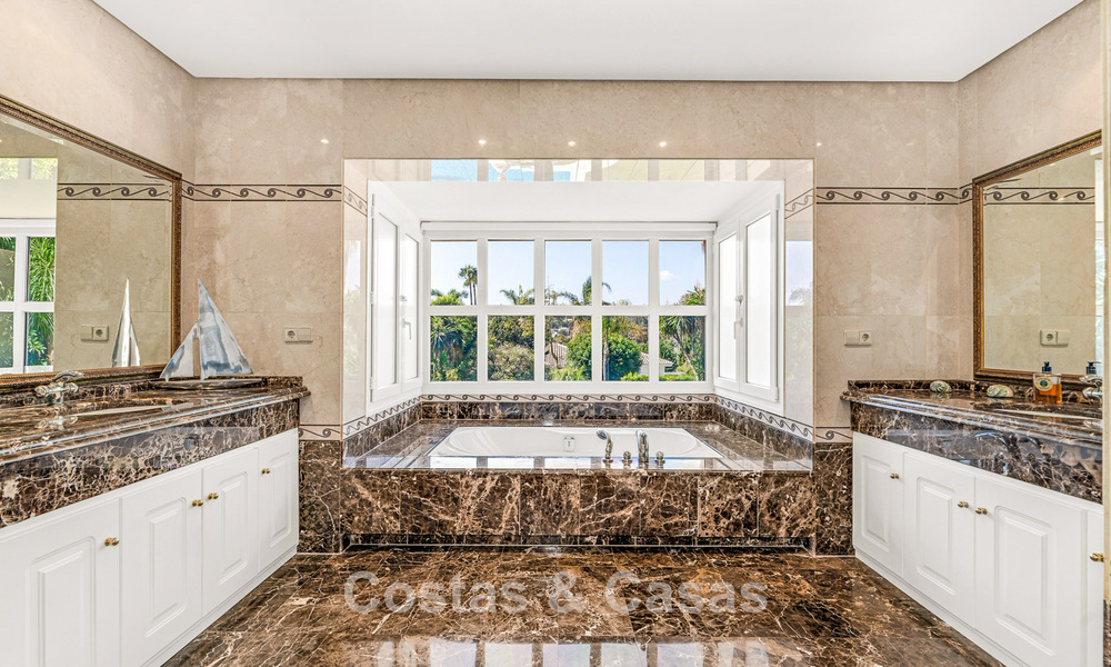 Élégante villa andalouse de luxe avec grand jardin à vendre dans la vallée du golf de Nueva Andalucía, Marbella 795413