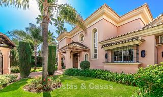 Élégante villa andalouse de luxe avec grand jardin à vendre dans la vallée du golf de Nueva Andalucía, Marbella 795414 