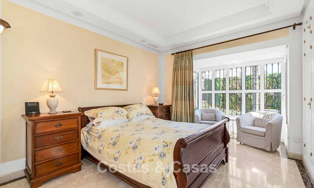 Élégante villa andalouse de luxe avec grand jardin à vendre dans la vallée du golf de Nueva Andalucía, Marbella 795418