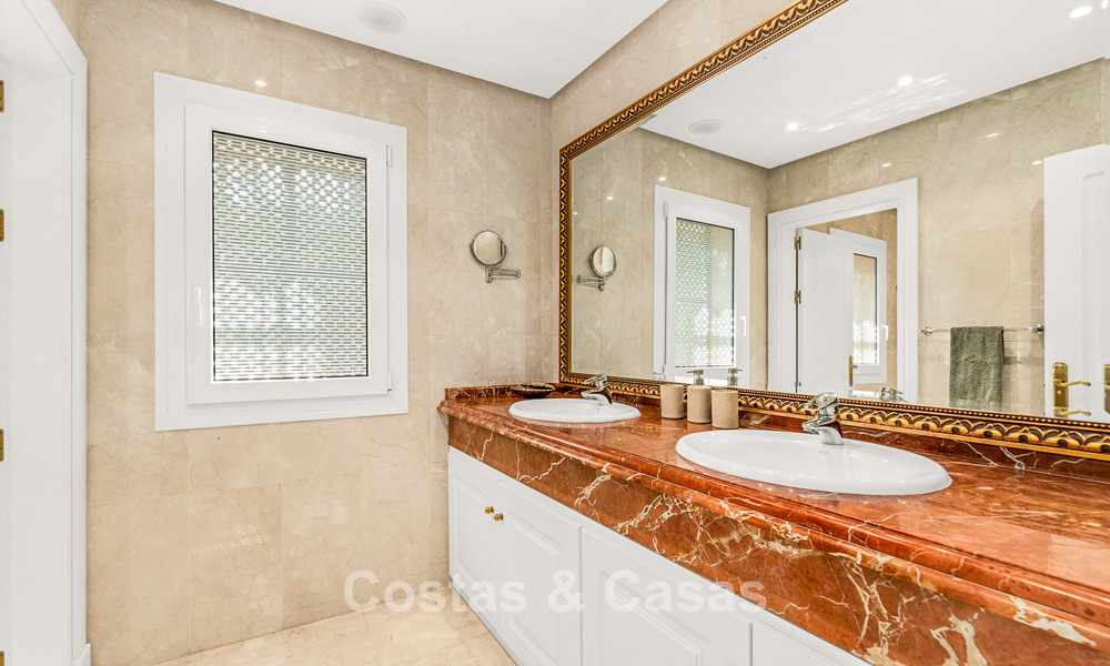 Élégante villa andalouse de luxe avec grand jardin à vendre dans la vallée du golf de Nueva Andalucía, Marbella 795419