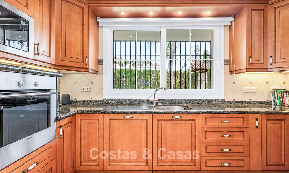 Élégante villa andalouse de luxe avec grand jardin à vendre dans la vallée du golf de Nueva Andalucía, Marbella 795420