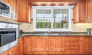 Élégante villa andalouse de luxe avec grand jardin à vendre dans la vallée du golf de Nueva Andalucía, Marbella 795420 