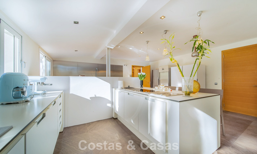 Villa de luxe entièrement rénovée à vendre à deux pas du golf à Guadalmina Alta, Marbella 795859