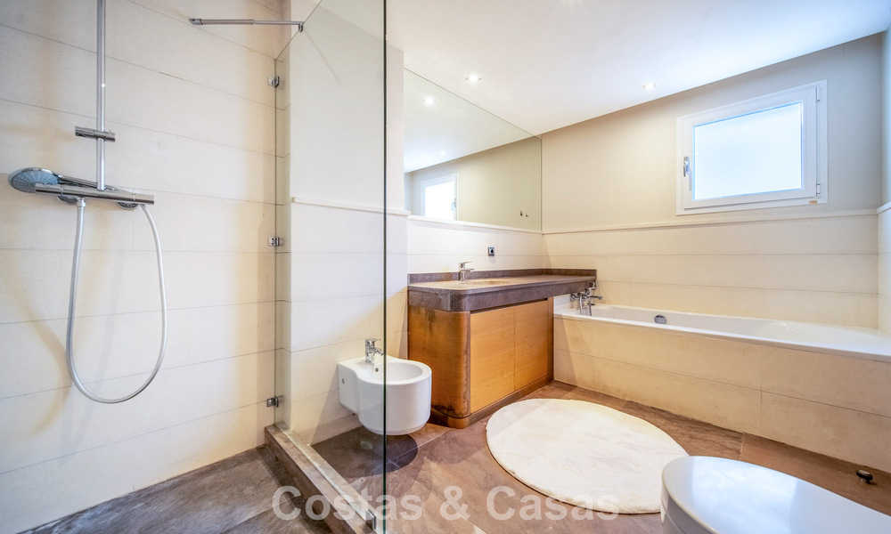 Villa de luxe entièrement rénovée à vendre à deux pas du golf à Guadalmina Alta, Marbella 795884