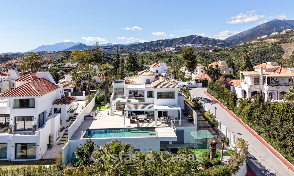 Villa traditionnelle rénovée avec vue sur la mer et les montagnes à vendre à Nueva Andalucía, Marbella 796104
