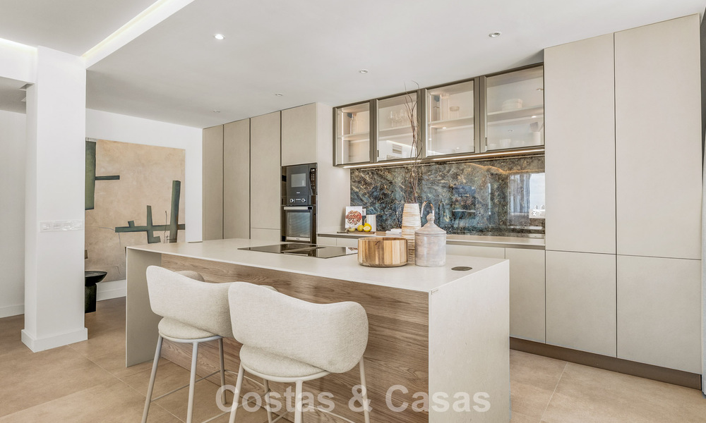 Appartement modernement rénové avec grande terrasse à vendre avec vue panoramique à Nueva Andalucía, Marbella 796050