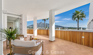 Appartement modernement rénové avec grande terrasse à vendre avec vue panoramique à Nueva Andalucía, Marbella 796054 