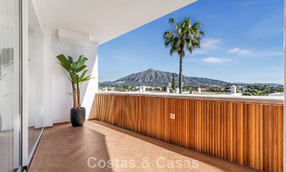 Appartement modernement rénové avec grande terrasse à vendre avec vue panoramique à Nueva Andalucía, Marbella 796060 
