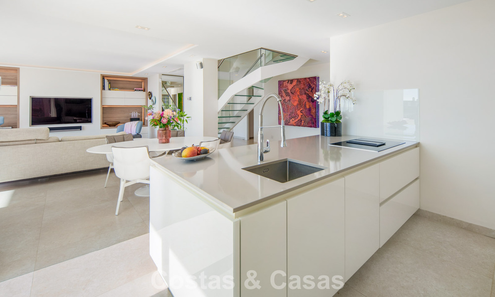 Penthouse duplex exclusif avec intérieur moderne et lumineux à vendre dans un complexe sécurisé sur la Golden Mile, Marbella 796394