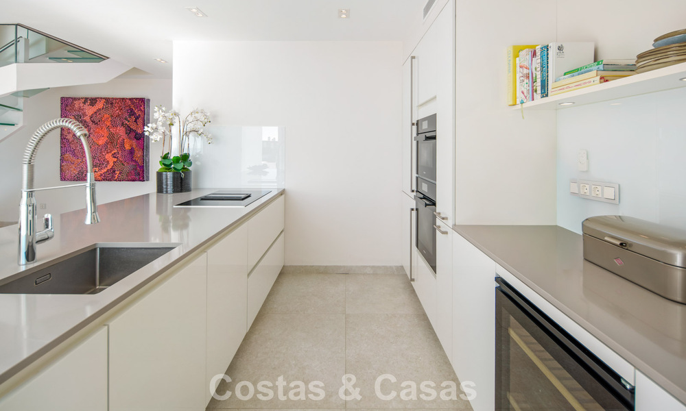 Penthouse duplex exclusif avec intérieur moderne et lumineux à vendre dans un complexe sécurisé sur la Golden Mile, Marbella 796395