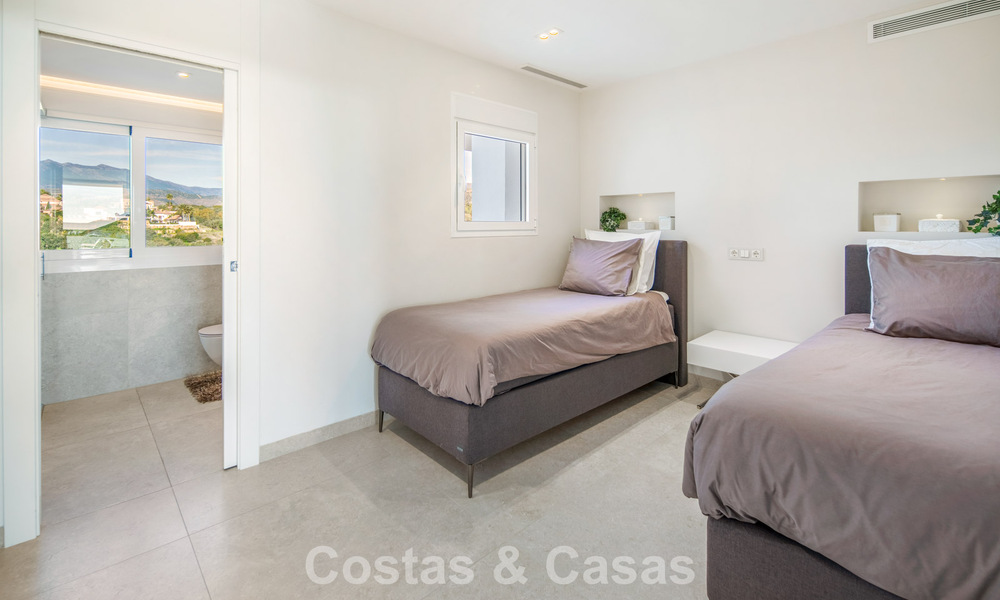 Penthouse duplex exclusif avec intérieur moderne et lumineux à vendre dans un complexe sécurisé sur la Golden Mile, Marbella 796405