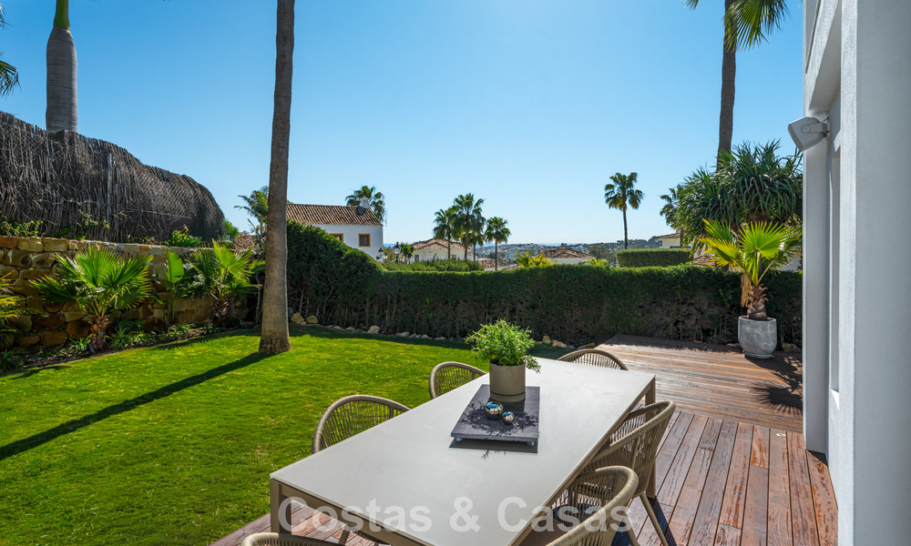 Villa architecturale exclusive avec vue panoramique sur le golf et la mer à vendre à Nueva Andalucía, Marbella 796348
