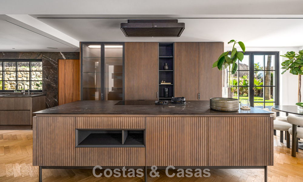 Villa architecturale exclusive avec vue panoramique sur le golf et la mer à vendre à Nueva Andalucía, Marbella 796358