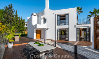 Villa architecturale exclusive avec vue panoramique sur le golf et la mer à vendre à Nueva Andalucía, Marbella 796361 