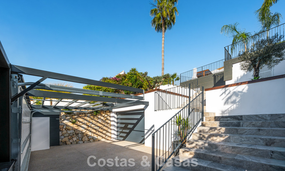 Villa architecturale exclusive avec vue panoramique sur le golf et la mer à vendre à Nueva Andalucía, Marbella 796374