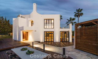Villa architecturale exclusive avec vue panoramique sur le golf et la mer à vendre à Nueva Andalucía, Marbella 796378 