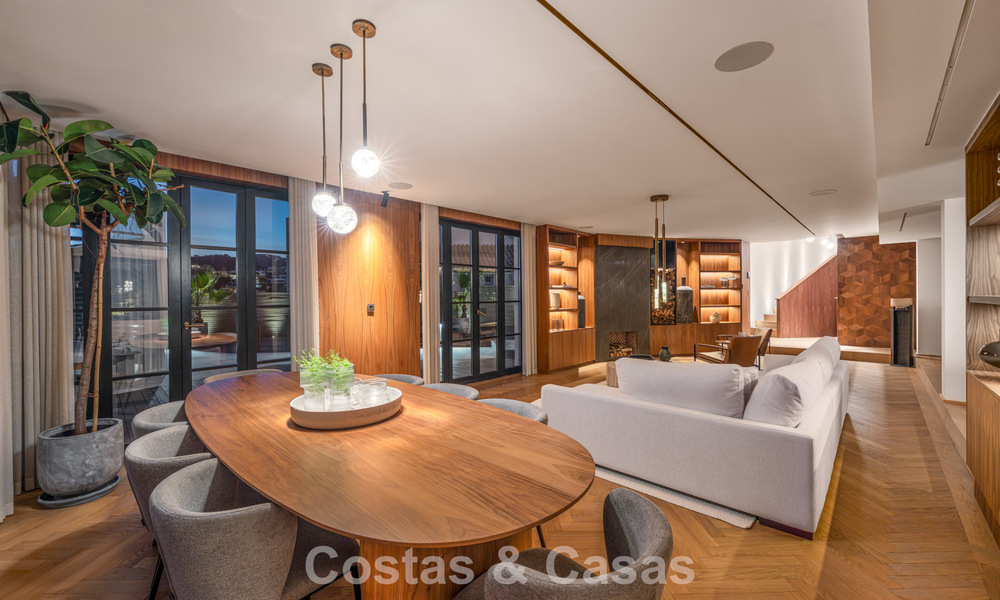 Villa architecturale exclusive avec vue panoramique sur le golf et la mer à vendre à Nueva Andalucía, Marbella 796384