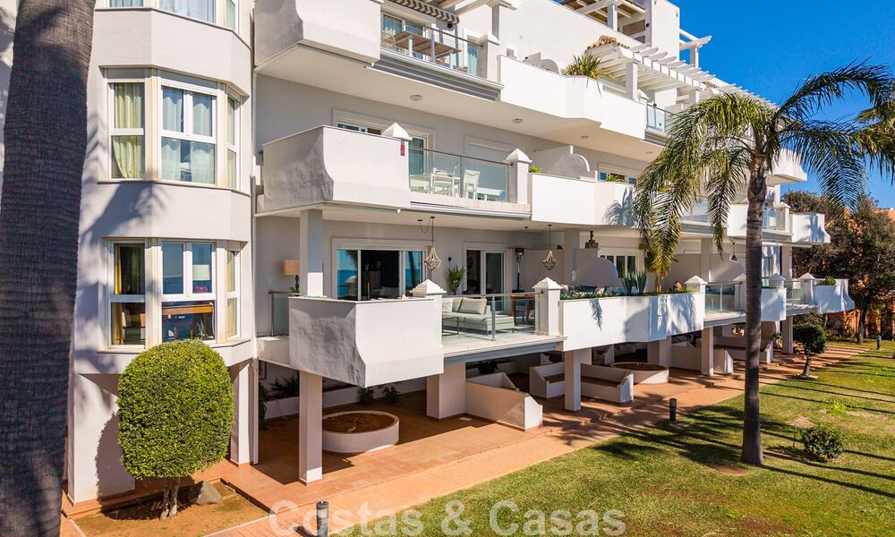Appartement exclusif en première ligne de plage avec vue panoramique sur la mer à vendre dans le centre d’Estepona 795958
