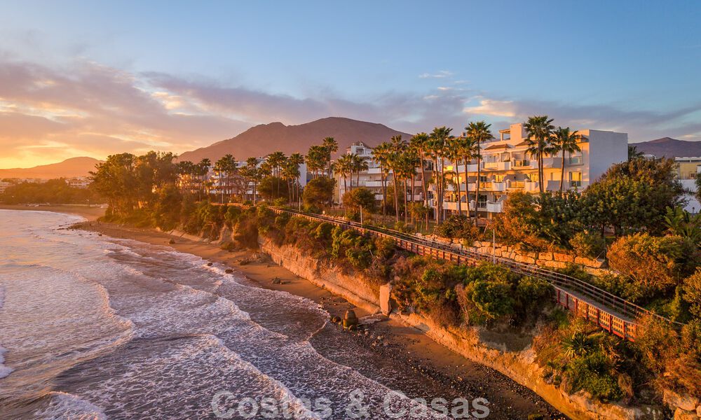 Appartement exclusif en première ligne de plage avec vue panoramique sur la mer à vendre dans le centre d’Estepona 795994