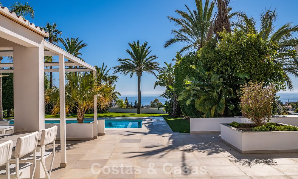 Majestueuse villa rénovée avec modernité offrant une vue panoramique sur la mer, à vendre sur un vaste terrain à l’est du centre de Marbella 796489