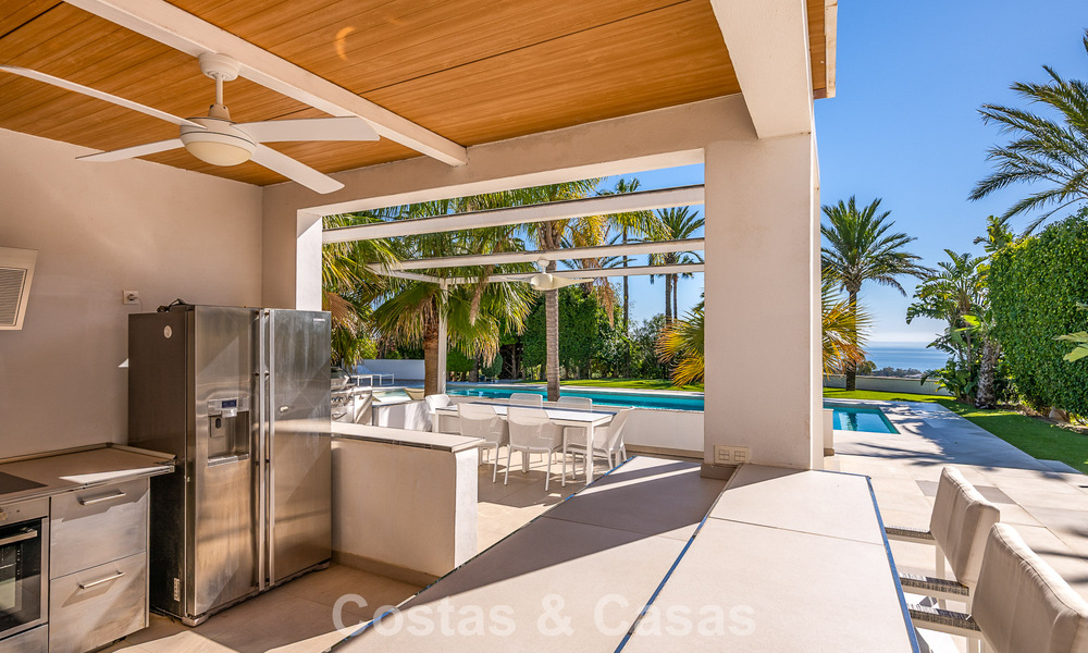 Majestueuse villa rénovée avec modernité offrant une vue panoramique sur la mer, à vendre sur un vaste terrain à l’est du centre de Marbella 796490
